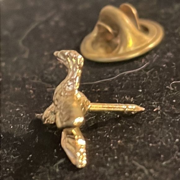 Vintage 0.75” Home Interiors gold tone hummingbird hat/lapel/tie pin - Picture 6 of 10
